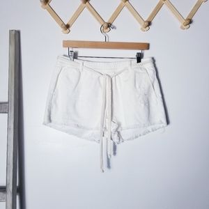 AERIE CREAMY WHITE DISTRESS SHORTS WITH BELT SIZE MEDIUM